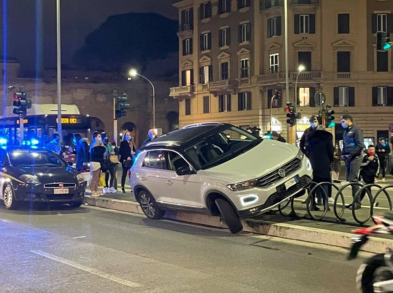 Appio Latino (Roma), SUV si incastra in una rastrelliera