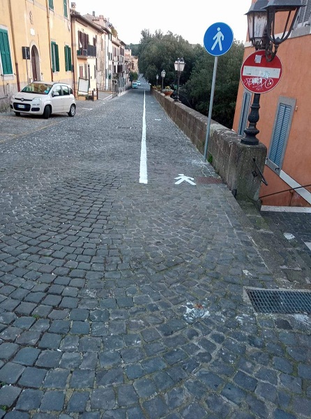 “Via Rosselli, parcheggi selvaggi sul percorso pedonale”: Nutile (Castel Gandolfo) presenta interrogazione