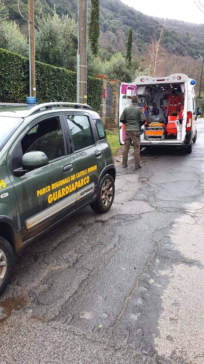 Lago Nemi, ha un malore in strada. Soccorso dai guardaparco