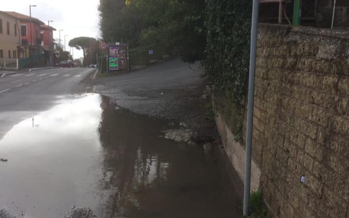 Via Achille Grandi (Genzano), fermata Cotral allagata. Città Futura: “Lavori fatti male!”