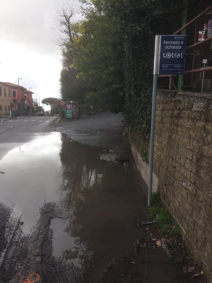 Via Achille Grandi (Genzano), fermata Cotral allagata. Città Futura: “Lavori fatti male!”