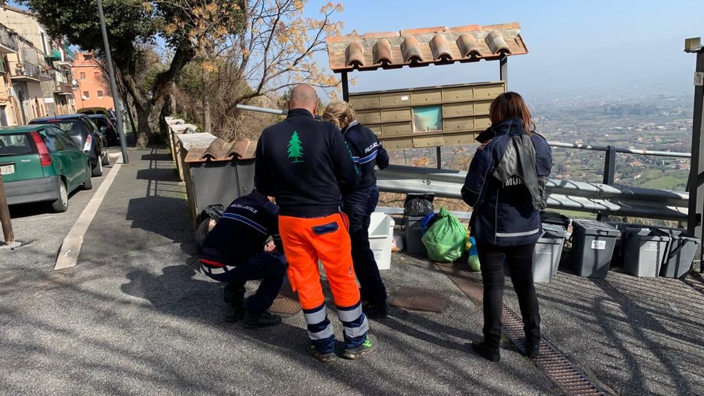 Monte Compatri, Polizia Locale e Tekneko insieme per raccolta rifiuti del mercoledì