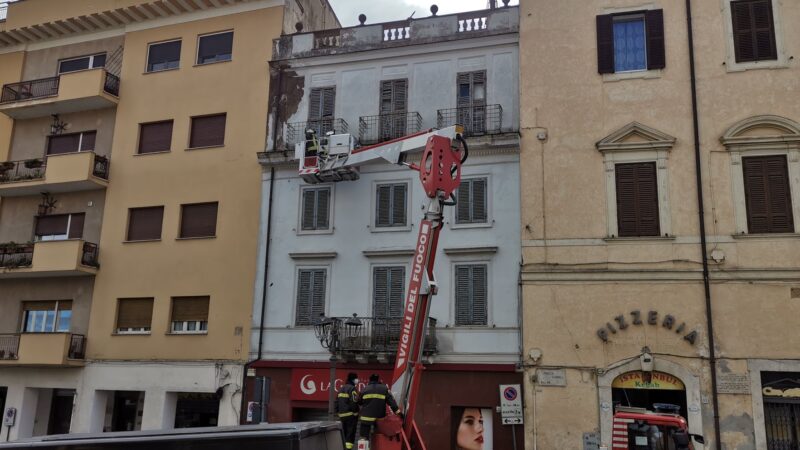 Velletri, cadono calcinacci da un cornicione: intervengono Vigili del Fuoco