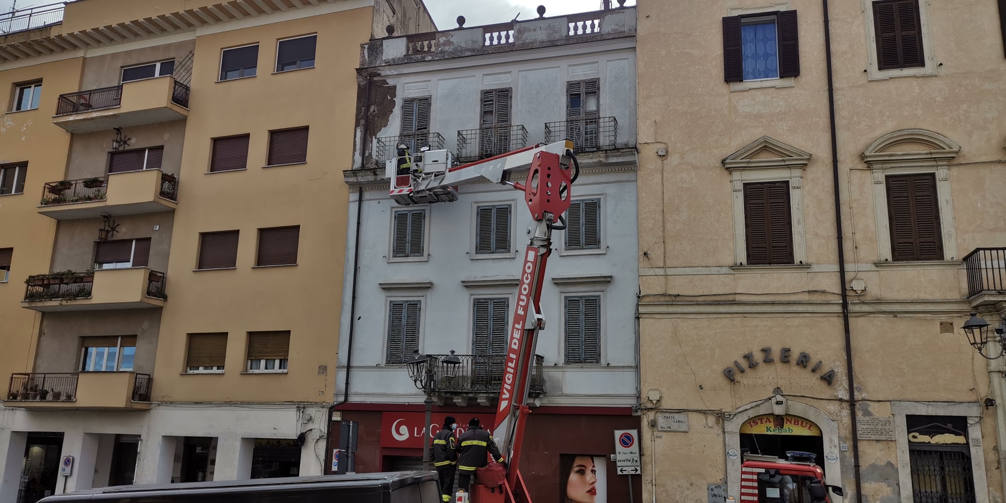 Velletri, cadono calcinacci da un cornicione: intervengono Vigili del Fuoco