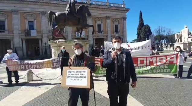 Quartiere-ghetto a Santa Palomba, la protesta arriva in Campidoglio