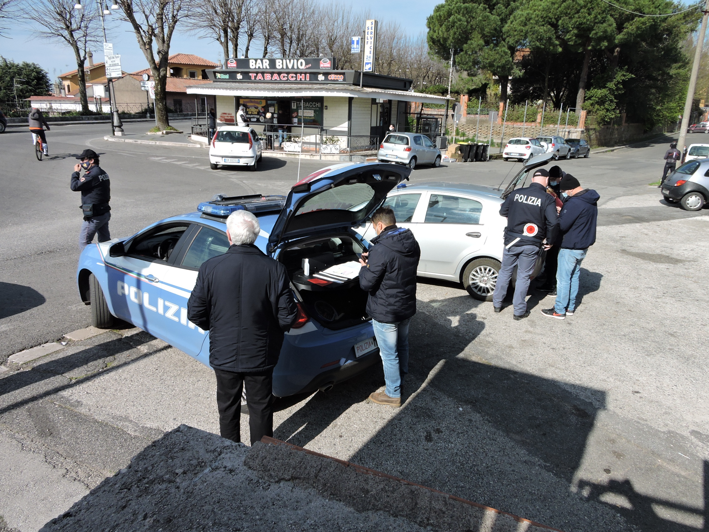 Genzano – Controlli della Polizia: Sciolti gruppi in piazza Frasconi e allontanata mendicante con bambino (FOTO)