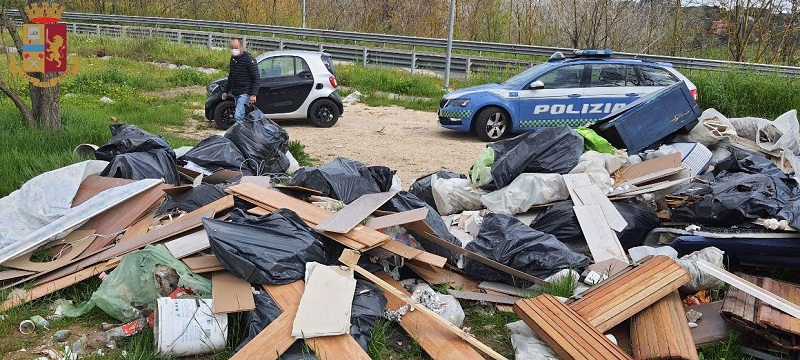 Roma, scoperta grossa discarica sul GRA: denunciate 4 persone