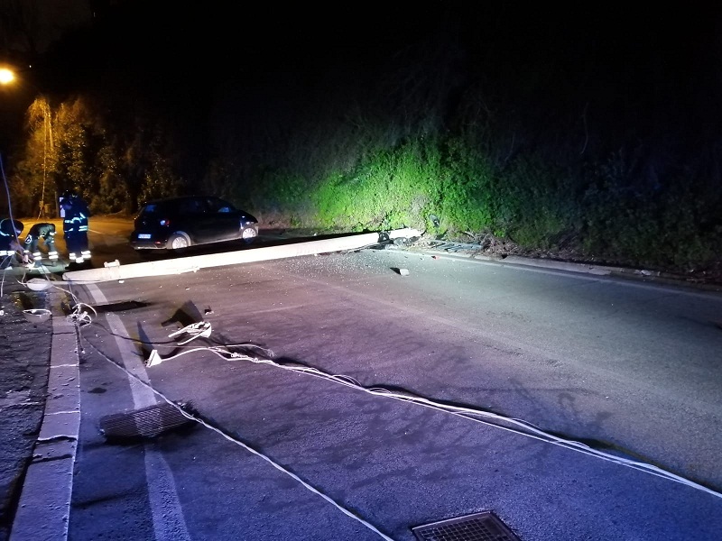 Castel Gandolfo, auto finisce contro un palo della luce: al buio l’area di Via Gramsci