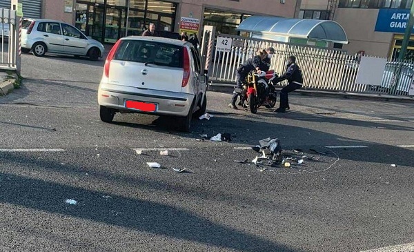 Pomezia – Incidente in Via del Mare: motociclista in ospedale