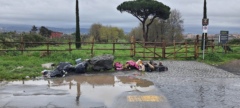 Parco Appia Antica, abbondano da un mese i rifiuti in Via Capanne di Marino (Ciampino)