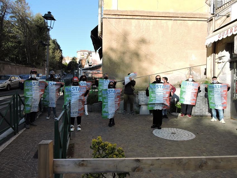 Ariccia, protesta con manifesti per i “fraschettari”: “È morto il diritto al lavoro!”