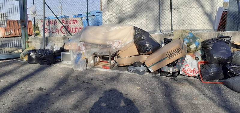 Genzano, rifiuti abbandonati davanti all’Isola Ecologica e al Cimitero (FOTO)