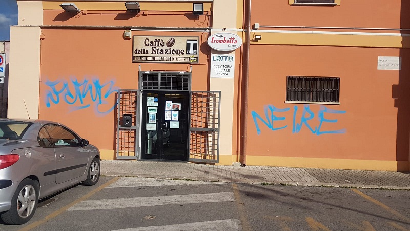 Velletri – Scritte sui muri della Stazione Ferroviaria: si cerca il vandalo