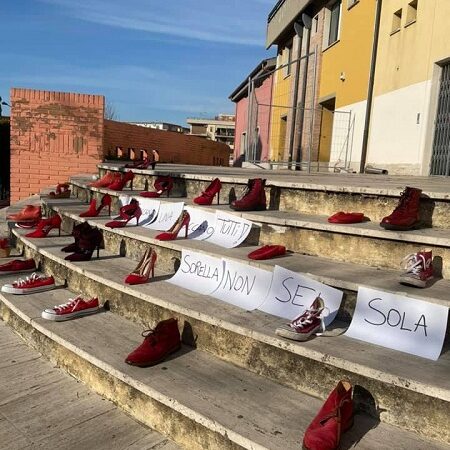 Ciampino, scarpe rosse contro la violenza di genere davanti alla Sala Consiliare