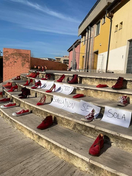 Ciampino, scarpe rosse contro la violenza di genere davanti alla Sala Consiliare