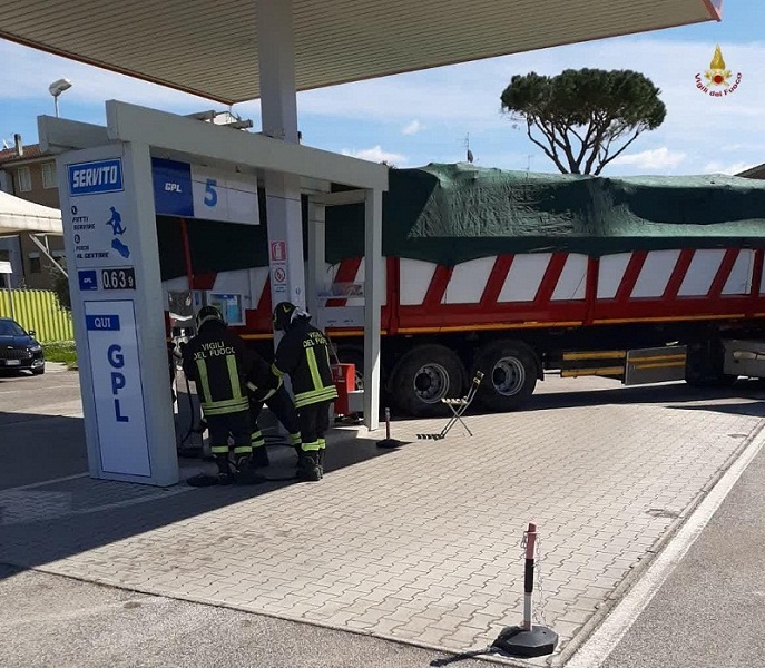 Ariccia – Tir si incastra sotto la colonnina di un distributore: intervengono Vigili del Fuoco