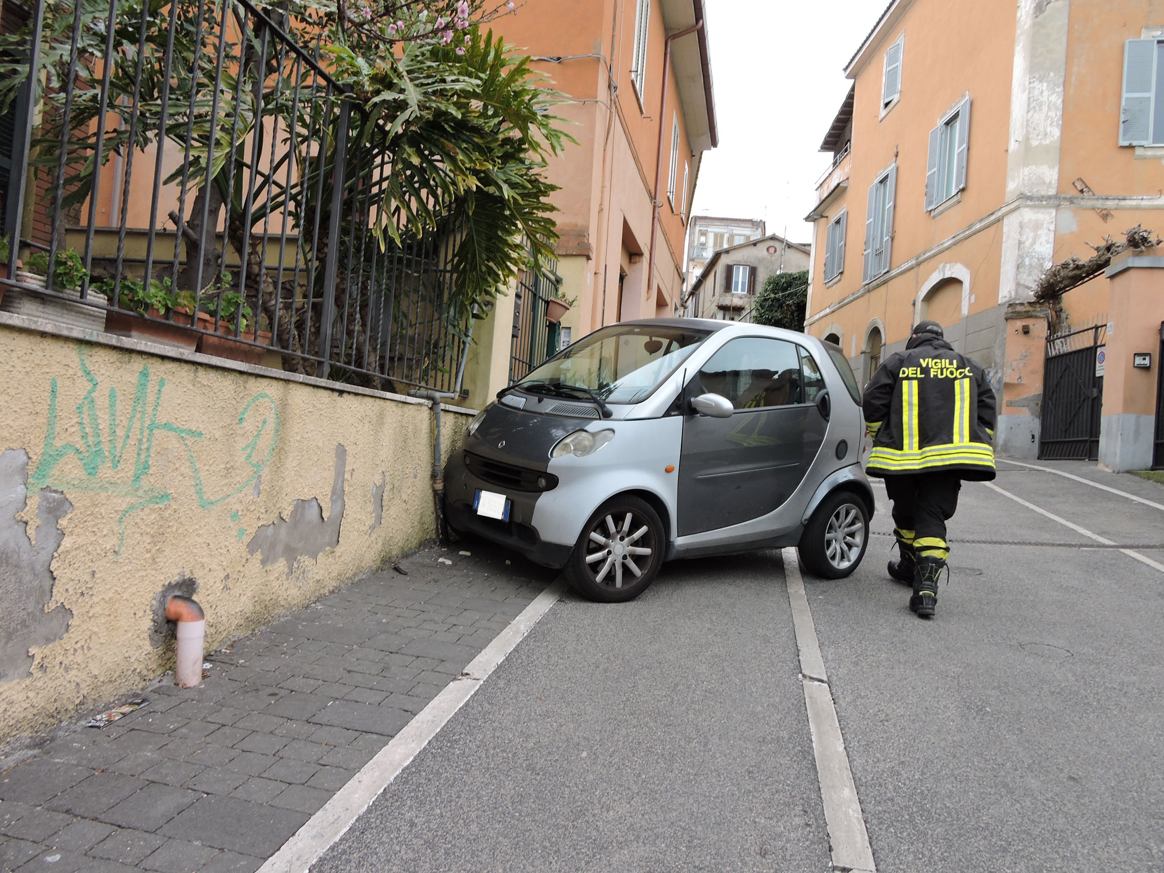 Genzano – Smart si sfrena in pieno centro, finisce contro una casa e danneggia un tubo del gas