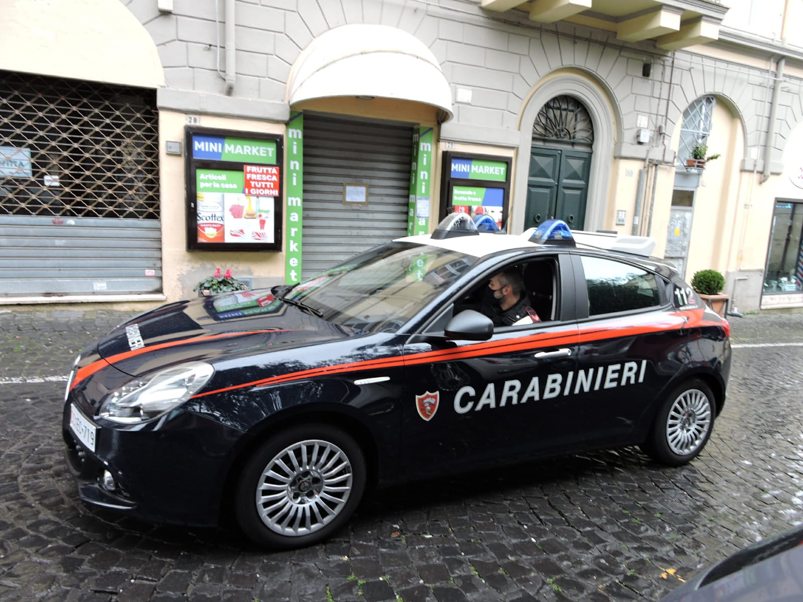 Piazza Pia (Albano), esercizio commerciale vendeva alcolici dopo le 18 a minorenni: sanzionato