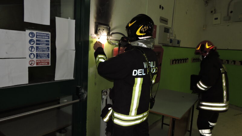 Genzano, incendio scuola De Amicis: sul posto Carabinieri e Vigili del Fuoco di Nemi