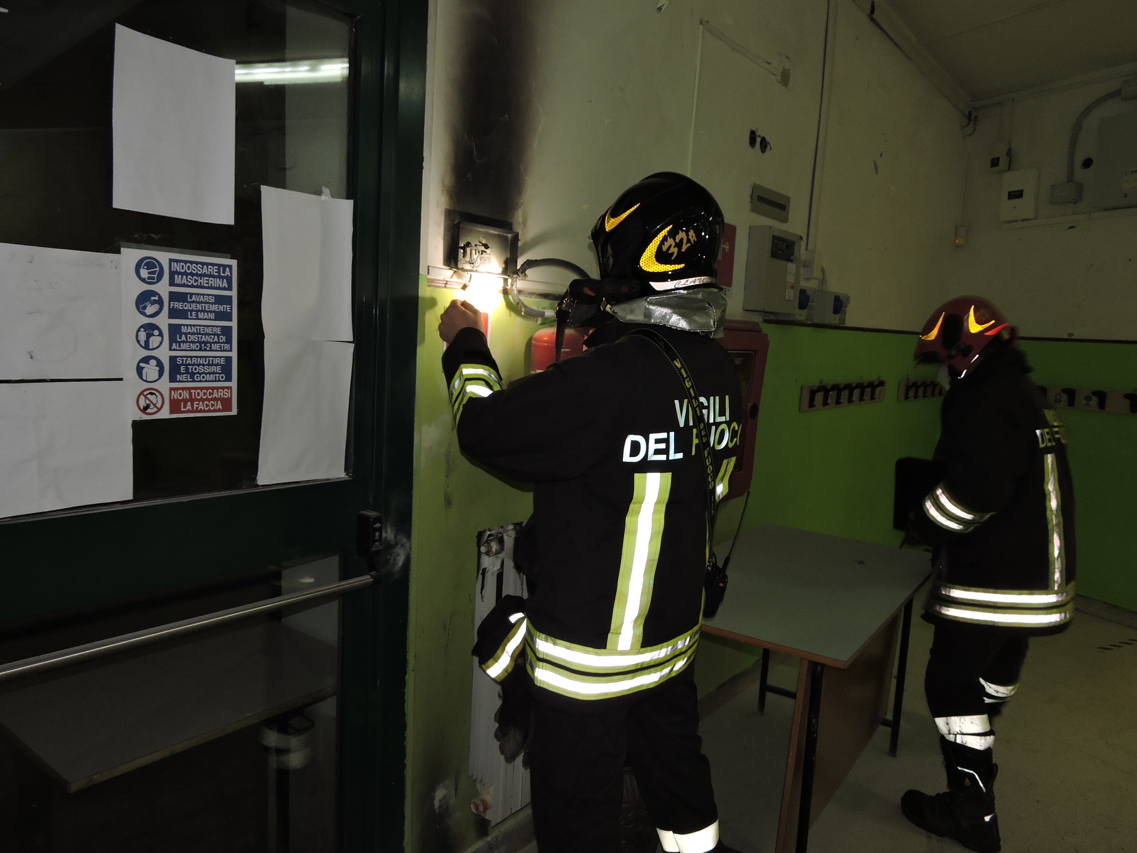 Genzano, incendio scuola De Amicis: sul posto Carabinieri e Vigili del Fuoco di Nemi