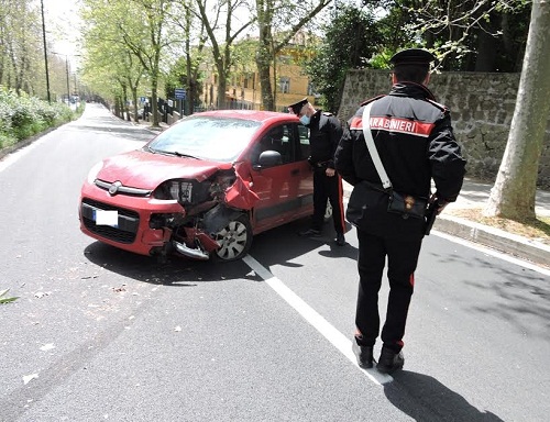 Genzano, giovane perde il controllo della sua auto e finisce contro un palo. Chiusa Via Dalla Chiesa