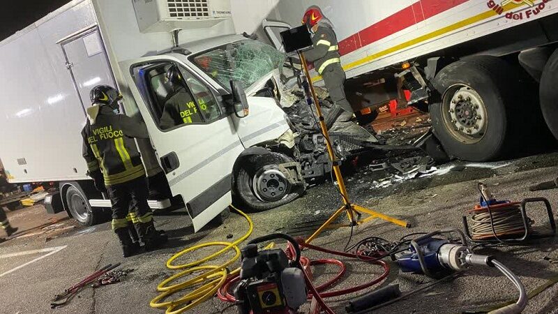 Lanuvio – Incidente multiplo su Via Nettunense: coinvolti 3 grossi mezzi. Ci sono feriti