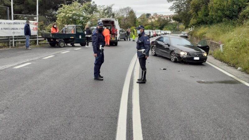 Velletri, incidente sulla Via Appia: due feriti