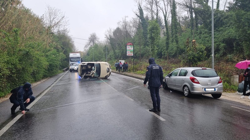 Lariano, incidente su Via Roma: si ribalta una macchina