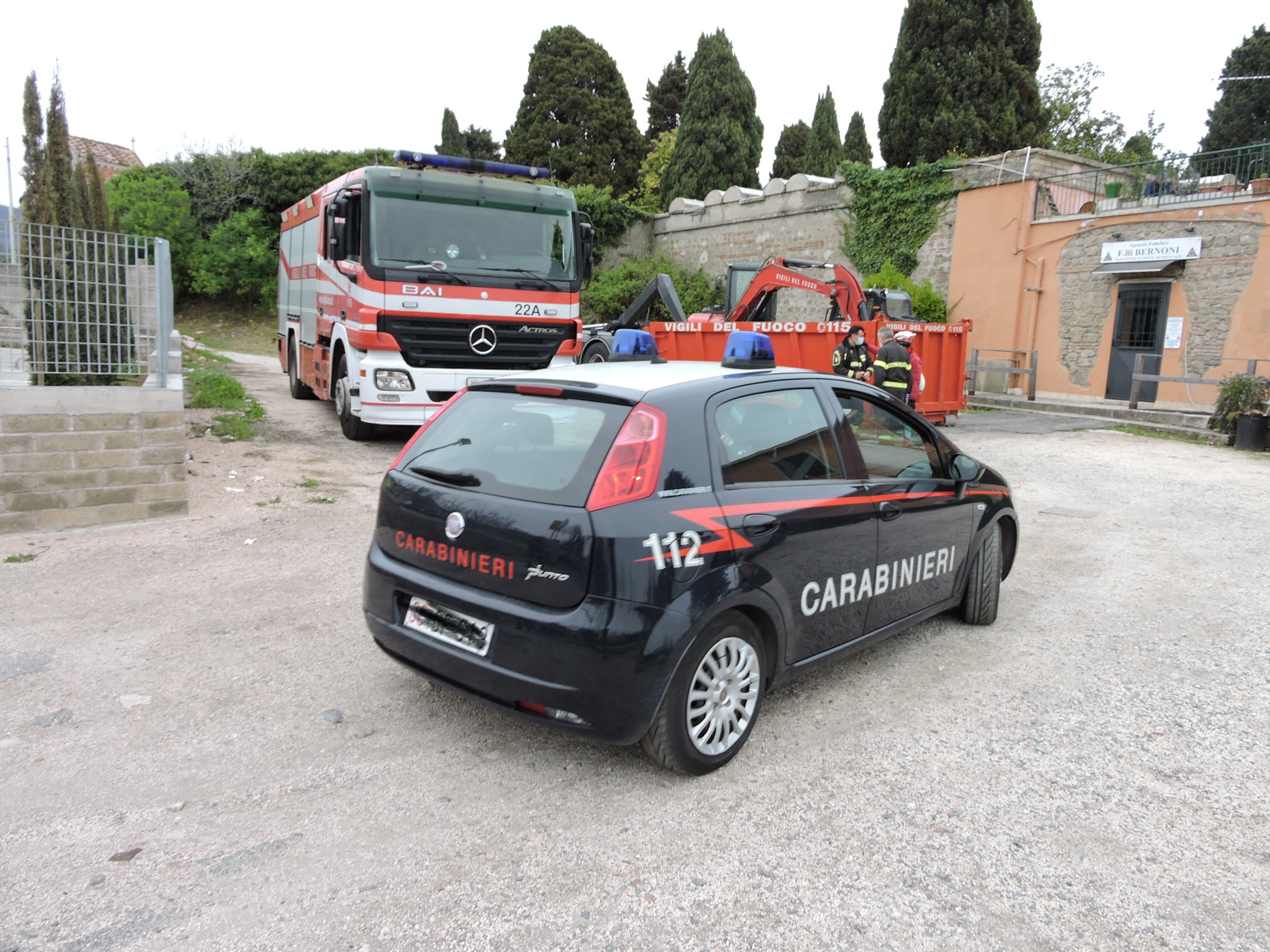 Genzano, rinvenuti resti umani nel bosco dietro Cimitero: sul posto Vigili del Fuoco e Carabinieri