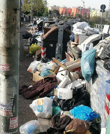 Roma – Tor Vergata, ammasso di rifiuti davanti al Centro Commerciale. Lozzi: “Una vergogna!”