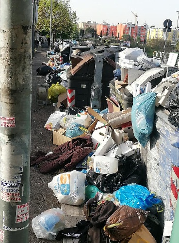 Roma – Tor Vergata, ammasso di rifiuti davanti al Centro Commerciale. Lozzi: “Una vergogna!”