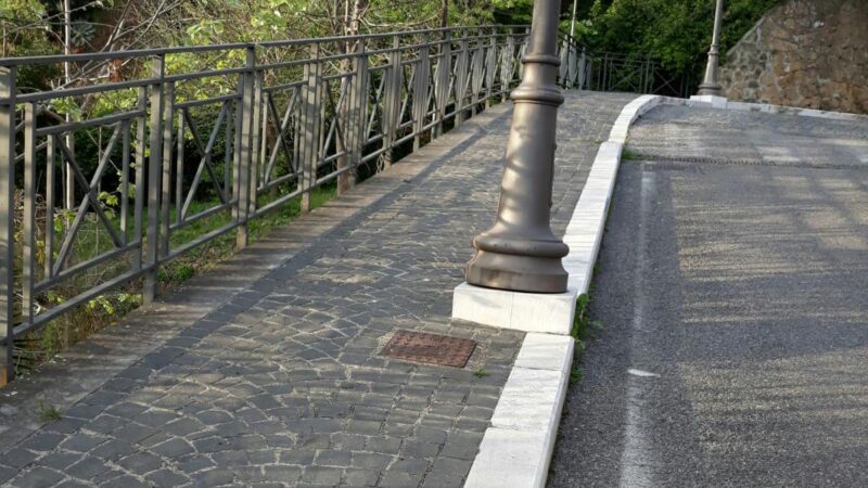 Lanuvio, 12enne cade dalla bicicletta e centra un palo: finisce in ospedale