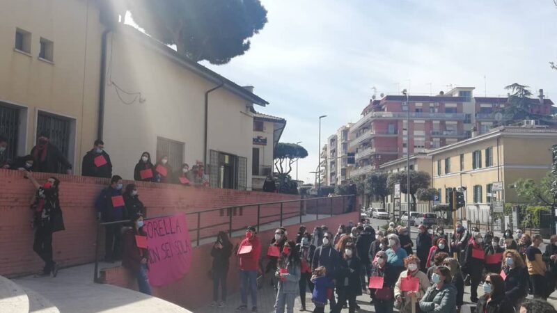 Ciampino, grande successo per il sit-in delle “Donne fuori dal silenzio” contro la violenza di genere