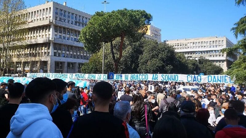 Roma, in migliaia a Don Bosco per i funerali di Daniel Guerini. Striscione per il 19enne (FOTO)