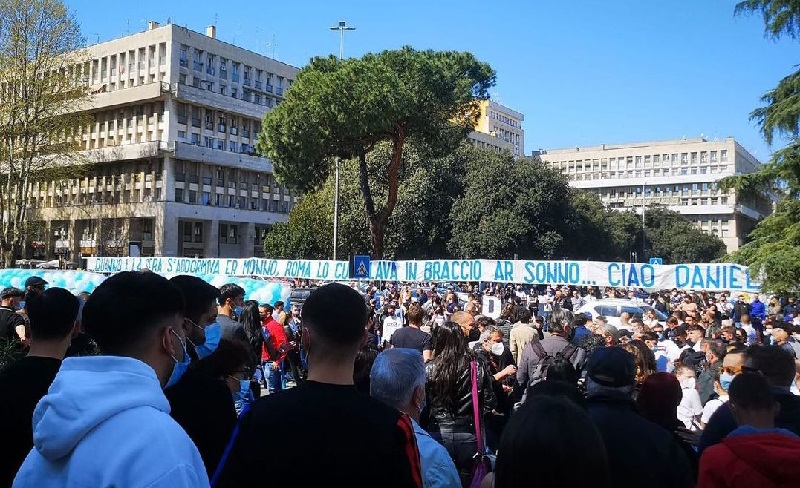 Roma, in migliaia a Don Bosco per i funerali di Daniel Guerini. Striscione per il 19enne (FOTO)