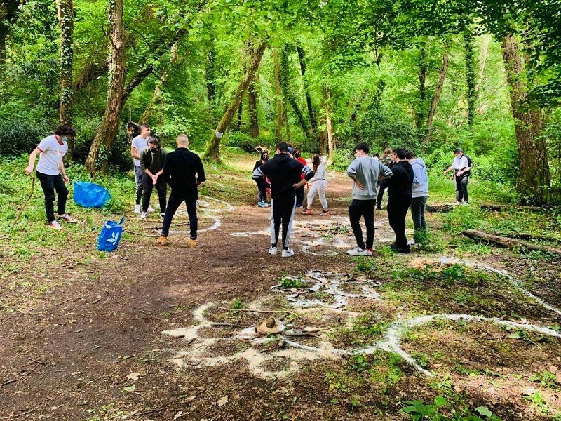 Ciampino, studenti dell'”Amari-Mercuri” puliscono il Bosco Ferentano di Marino