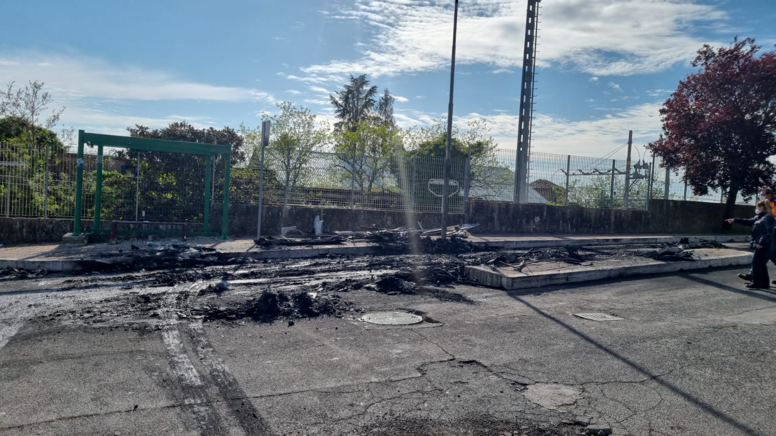 Lanuvio, rimosso il bus andato a fuoco questa mattina