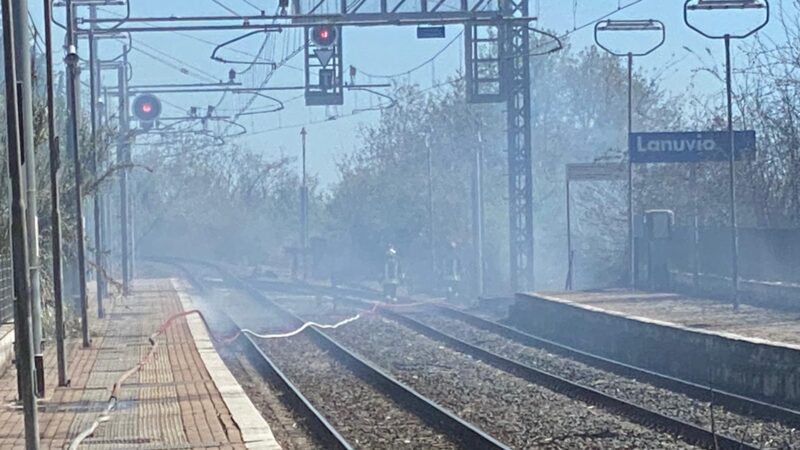 Lanuvio, incendio nei pressi della Stazione: circolazione ferroviaria interrotta