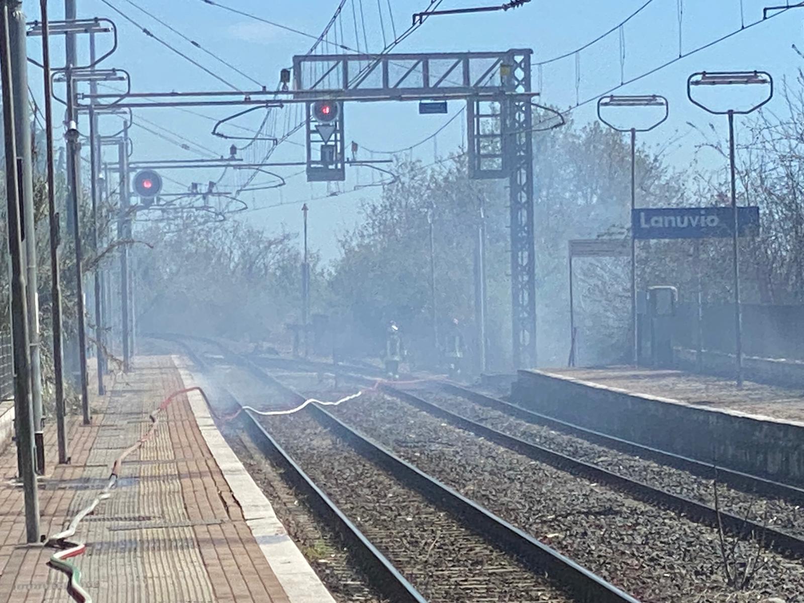 Lanuvio, incendio nei pressi della Stazione: circolazione ferroviaria interrotta