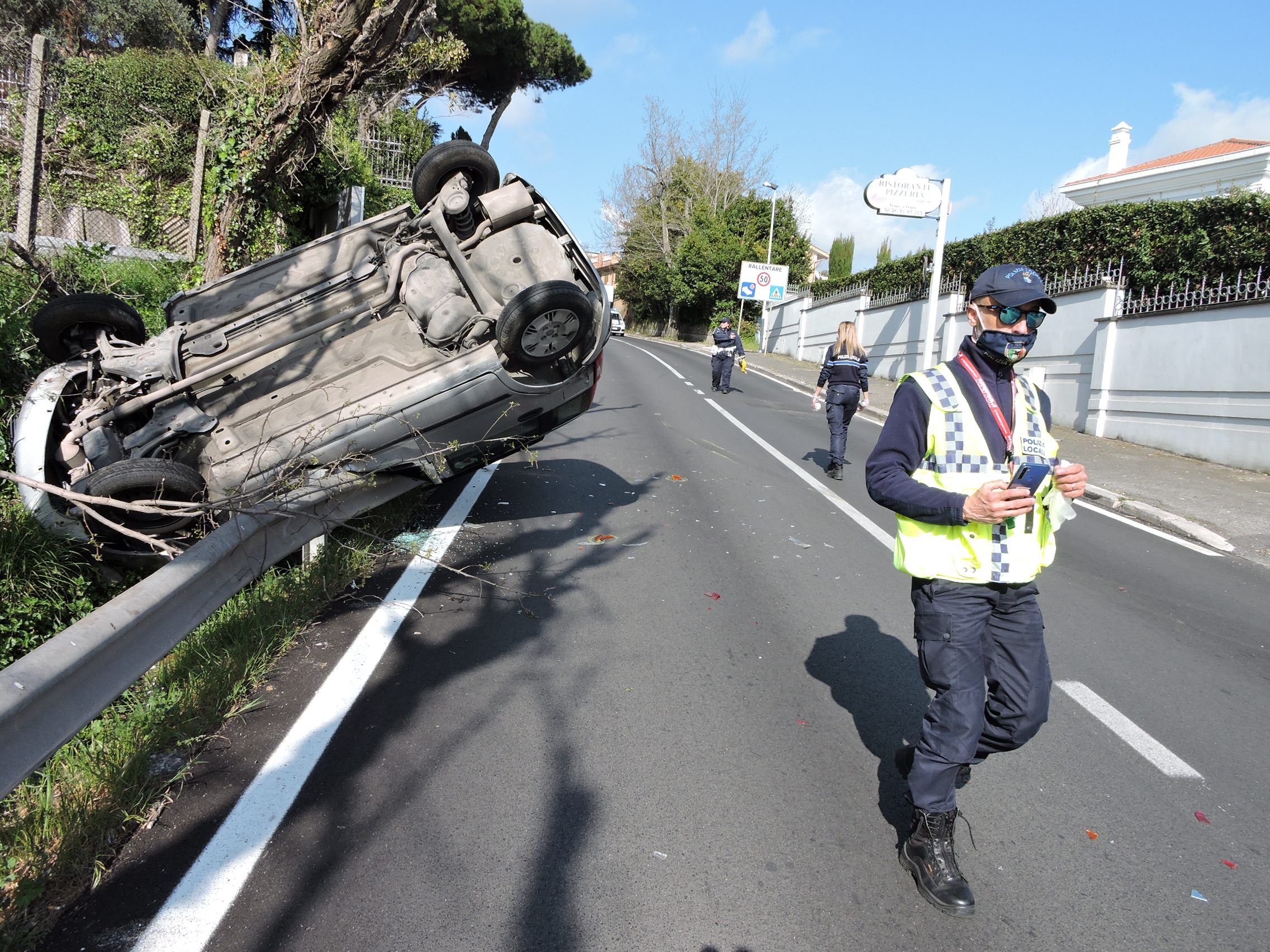 Genzano – Incidente stradale su Via Grandi, macchina capovolta: due feriti