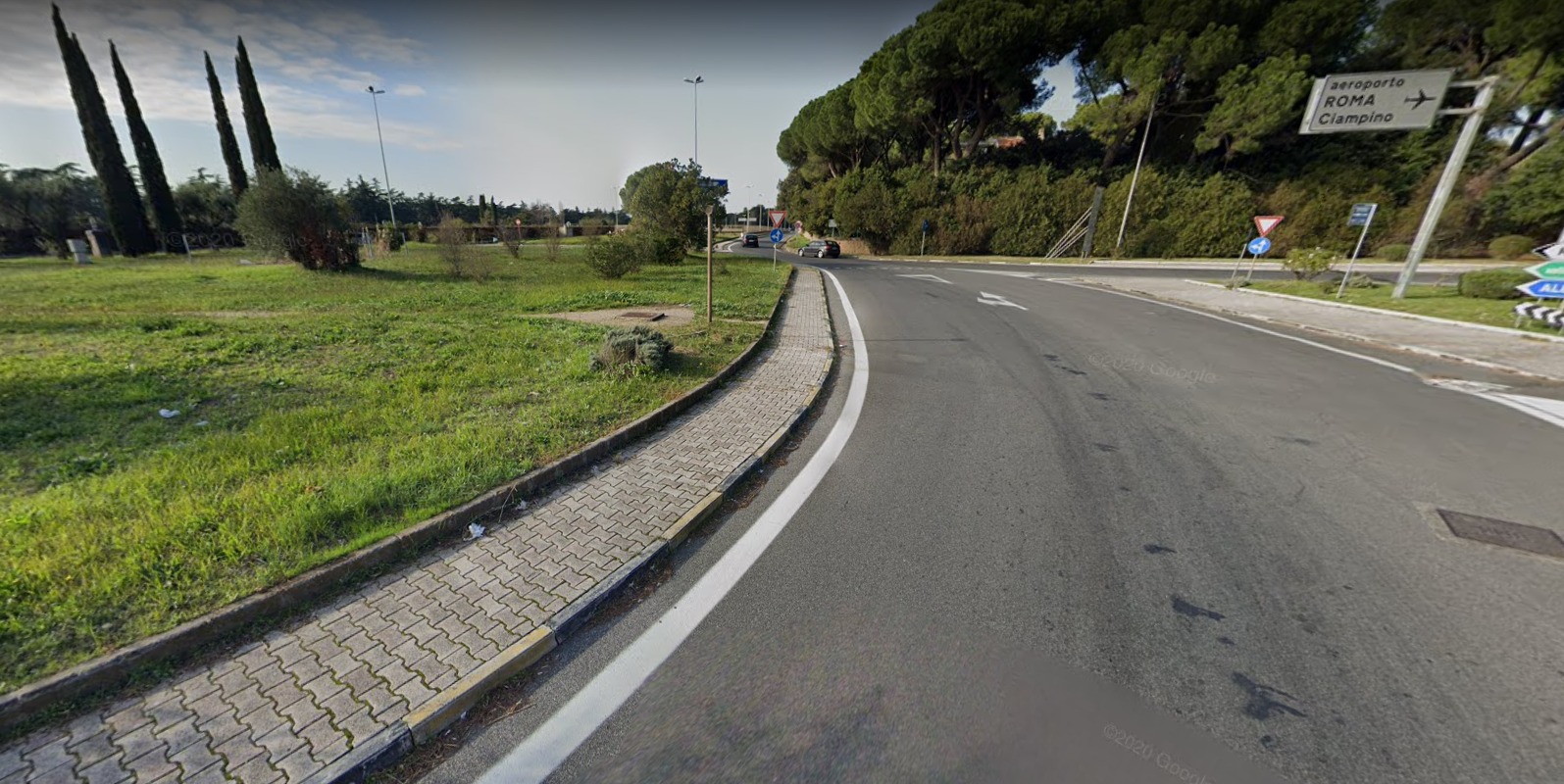 Roma, scontro auto-moto su Via Appia Nuova: motociclista in ospedale