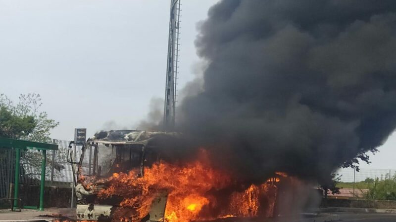 Lanuvio, pullman Cotral prende fuoco davanti alla Stazione. Illeso il conducente