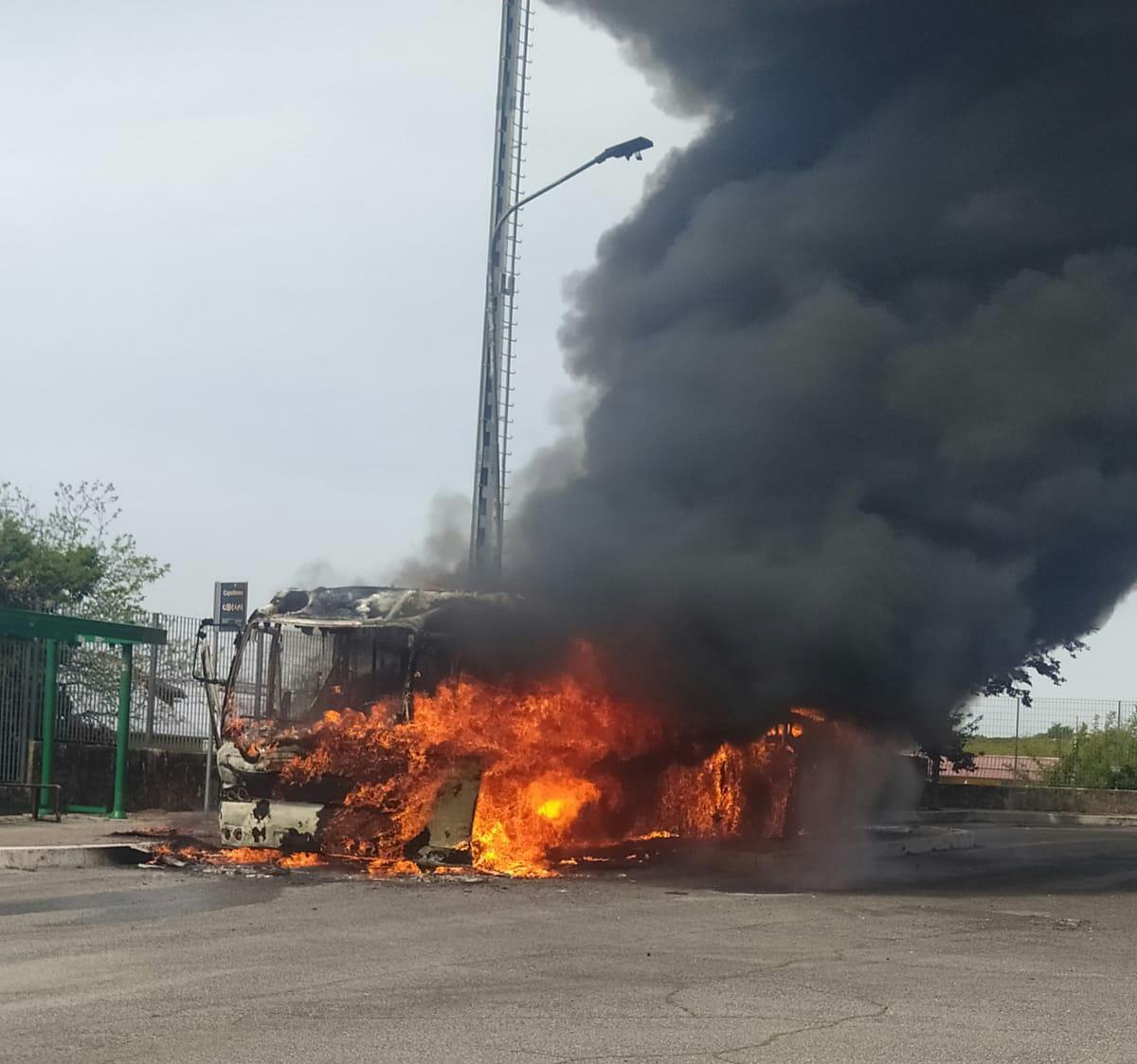 Lanuvio, pullman Cotral prende fuoco davanti alla Stazione. Illeso il conducente