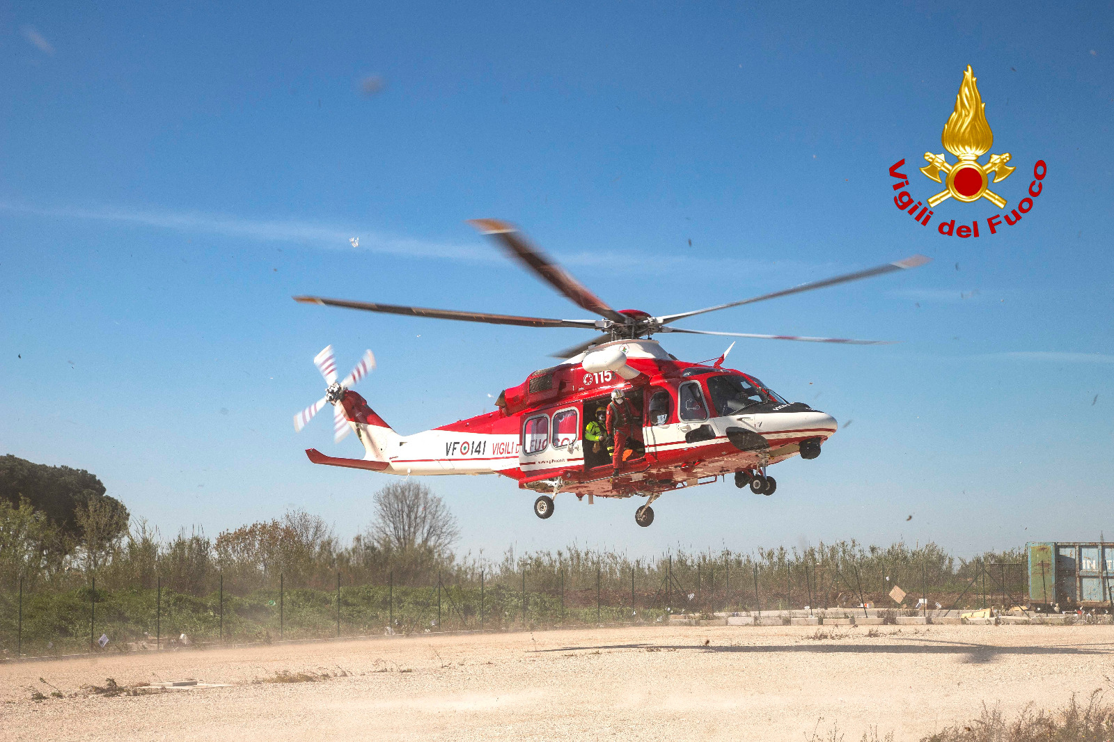 Ospedale Castelli, esercitazione dei Vigili del Fuoco con elicottero