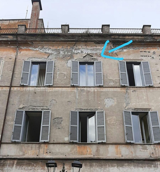 Albano, cadono parti di cornicione dall’edificio dell’ASL Roma 6: intervengono Vigili del Fuoco