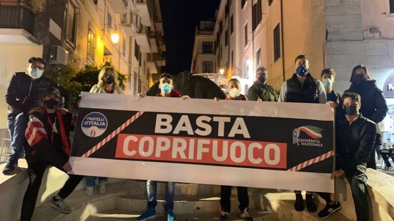 Albano, flash mob di protesta di FdI e GN contro il coprifuoco