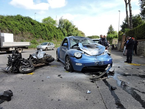 Incidente a Genzano: scontro scooter-Maggiolone su Via Appia Nuova, ferito il centauro