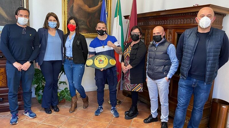 Zagarolo, il campione di pugilato Michael Magnesi in visita al Comune