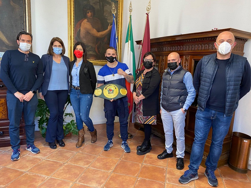 Zagarolo, il campione di pugilato Michael Magnesi in visita al Comune