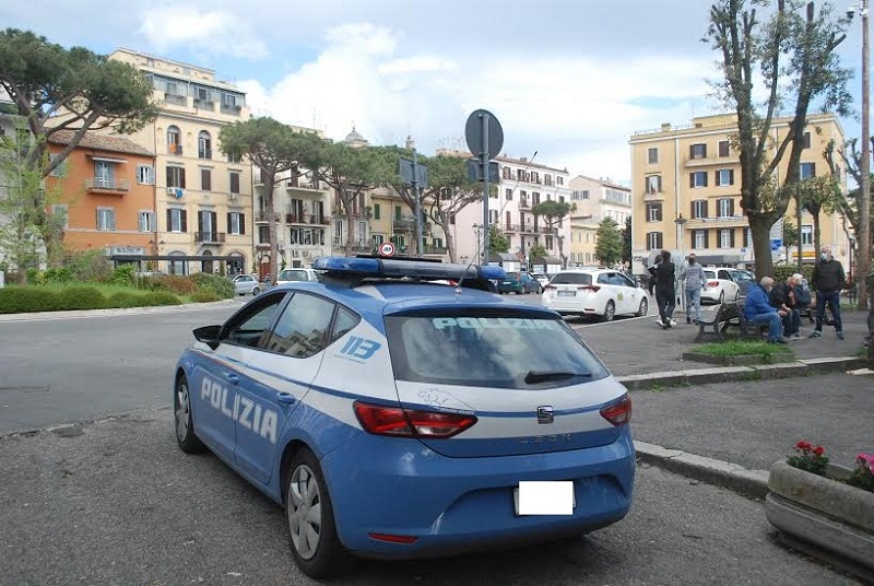 Albano, spacciatore colto sul fatto trascina con l’auto un agente della Polizia di Stato: arrestato